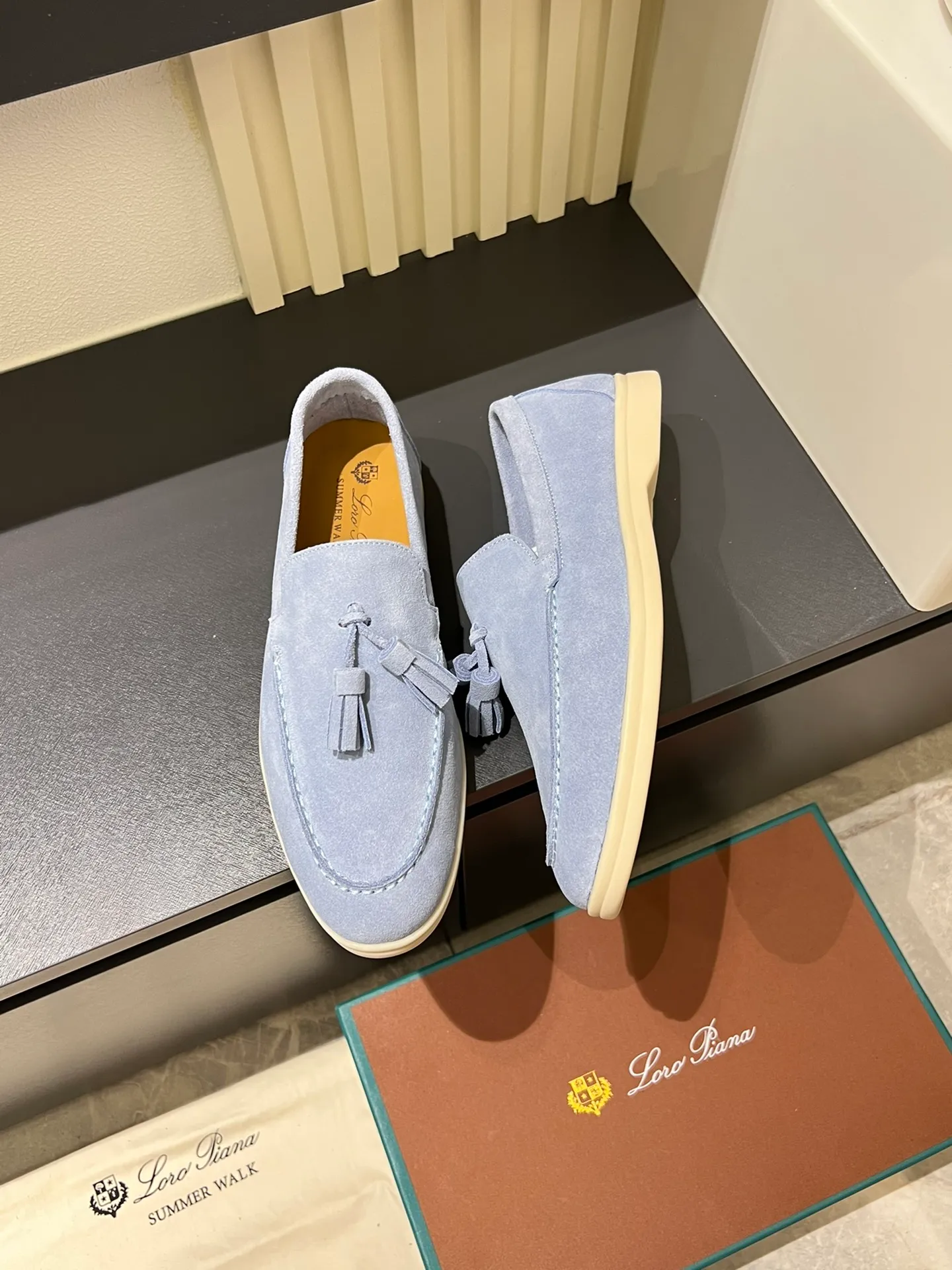 Men's shoes 💰p360 "Loro men's shoes 💰pian'*" Classic L men's shoes for couples 💰p Top version British flat loafers, a must-have item in old money style, the minimalist design is eye-catching and durable, a plus point for dressing The soft foot feel and texture are outstanding. They don’t scratch your feet and are very nice. They are matched with soft and waxy soles. They can be worn daily for a long time without getting tired. They are easy to wear, versatile and classic items, with perfect foot feel and texture! Imported cashmere fabric, the lining is made of imported A-grade water-dyed cow lining, the top version of the genuine leather midsole is sewn with pure handmade mark thread! Size: Female 35-40 (34. Customized) Male 38-44 (45.46. Customized)